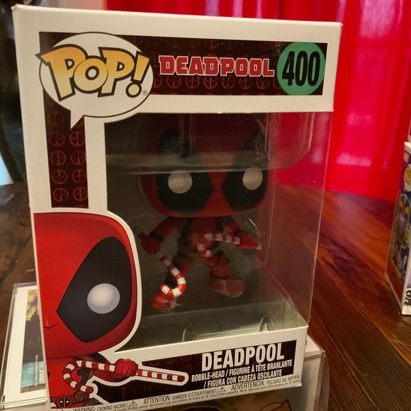 Funko POP! Deadpool #400 With candy canes - Picture 1 of 9